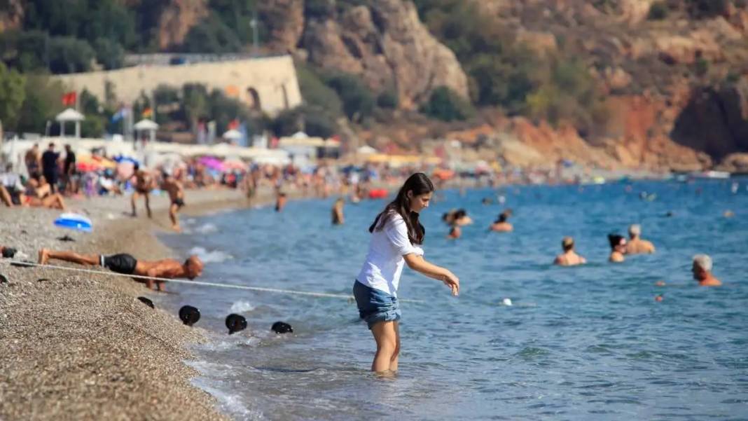 Türkiye Üşürken Antalya Güneşleniyor: Hava 26, Deniz 25 Derece! 1